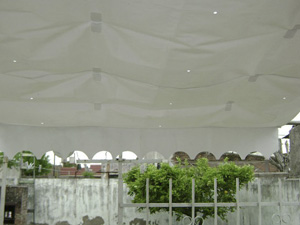 Toldo corredizo de lona PVC, comando manual.